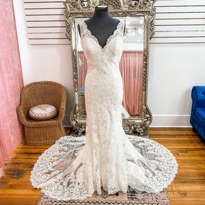 Brand new Allure #2956, lace wedding dress, wedding gown size 14, lace train